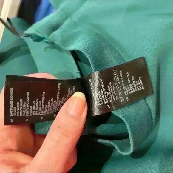 H&M skater skirt in green. Size 8. - Picture 4 of 6